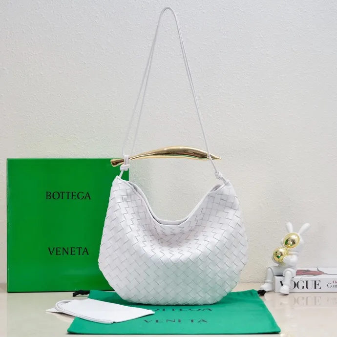 Original leather, batch 2060, the old-money style BV Sardine large size has been shipped🔥 Nowadays, many fashionable, rich and tasteful Jimei people are carrying the same bag invariably. It’s Bottega Veneta Sardine! Because this BV Sardine bag is so beautiful and high-end! The arc-shaped intrecciato woven bag body, paired with metal sardine handles, looks like a work of art, allowing people to ponder and appreciate it. Currently Sardine has launched three sizes for everyone to choose from. This is the largest size🉑️hand-held🉑️armpit🉑️single shoulder🉑️crossbody. It is a very high-quality and relatively niche treasure model. It will be very special when you carry it when you go out. It allows you to have the freedom of carrying a bag. Sisters go crazy. Style number: 7468-1# Size: 39*31*12cm